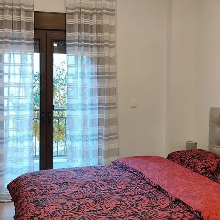 La Maisonette, Center
