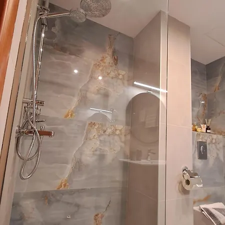 La Maisonette, Center Daire *