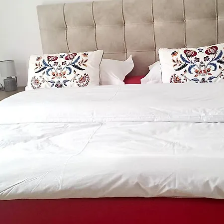 La Maisonette, Center * פלורינה