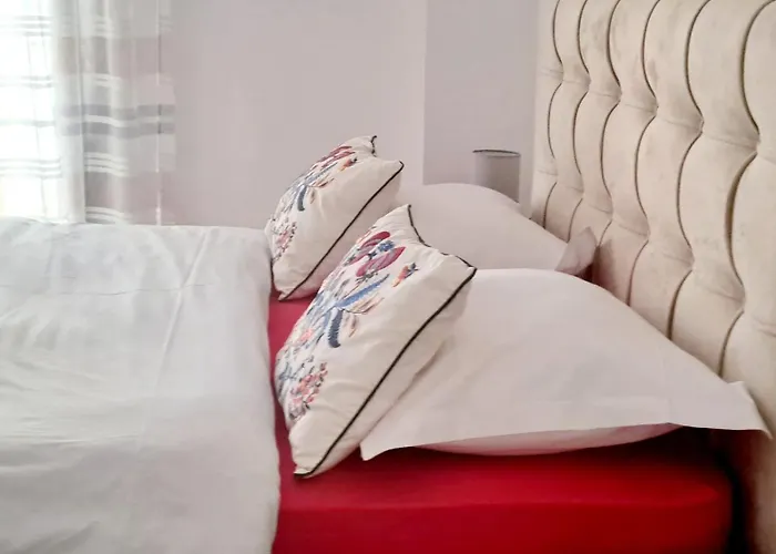 La Maisonette, Center *